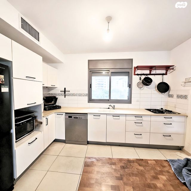 דירה, יאיר רוזנבלום, הזמר העברי, כפר סבא