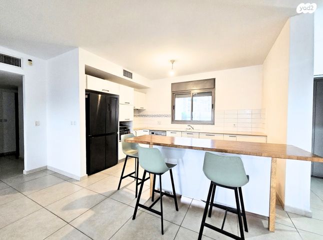 דירה, יאיר רוזנבלום, הזמר העברי, כפר סבא