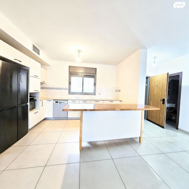 דירה, יאיר רוזנבלום, הזמר העברי, כפר סבא