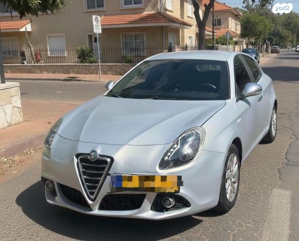 מודעת רכב אלפא רומיאו ג'ולייטה