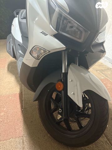 מודעת רכב סאן יאנג ג'וי-מקס Z-300