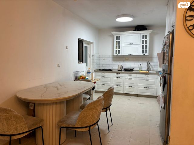 שדרות הורדים 8