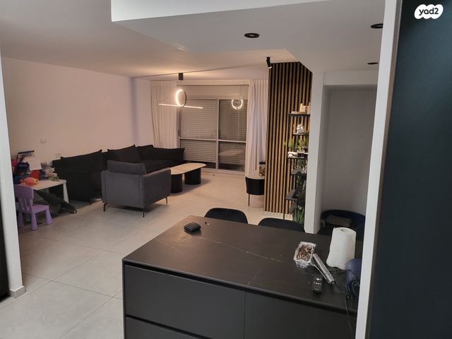 דירה, שדרות מנחם בגין 8, החותרים, טירת כרמל