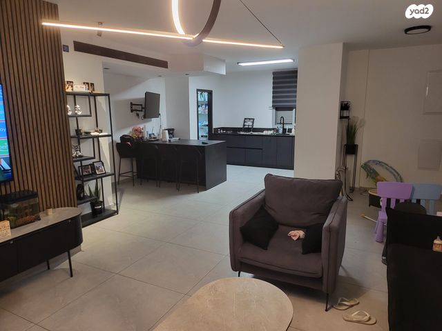 שדרות מנחם בגין 8