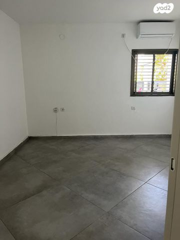 דירה, משה דיין 28, בן גוריון, חולון