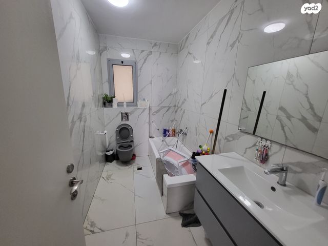 דירה, שדרות מנחם בגין 8, החותרים, טירת כרמל