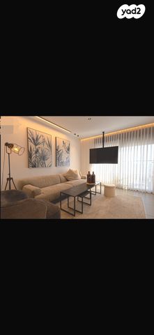 שולמית אלוני 13