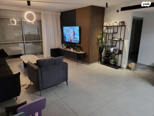 דירה, שדרות מנחם בגין 8, החותרים, טירת כרמל