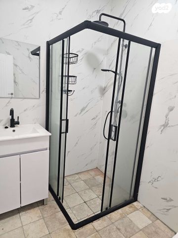 דרך האורן 42