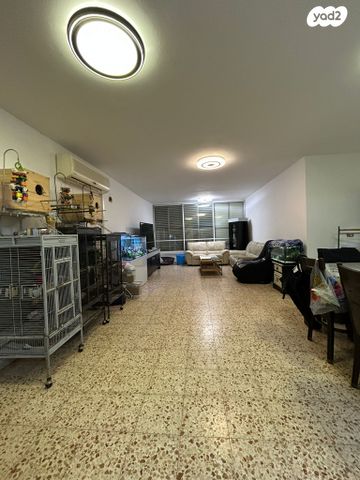 דירה, טשרניחובסקי 18, הפרחים, כפר סבא