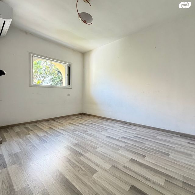 דו משפחתי, יגאל ידין, קרית הפרחים - 2005, רעננה