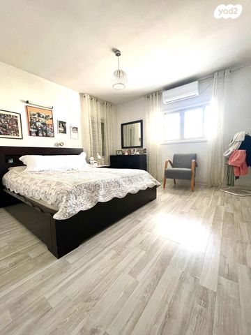 בית פרטי/ קוטג', יגאל ידין, קרית הפרחים - 2005, רעננה