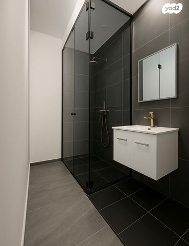 גג/ פנטהאוז, גאולים 52, נאות שושנים, חולון