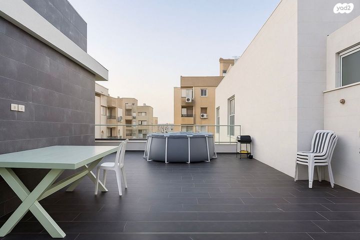 גג/ פנטהאוז, גאולים 52, נאות שושנים, חולון