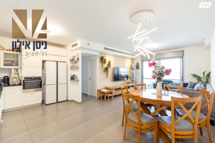 דירה, יונתן רטוש, פסגות אפק, ראש העין