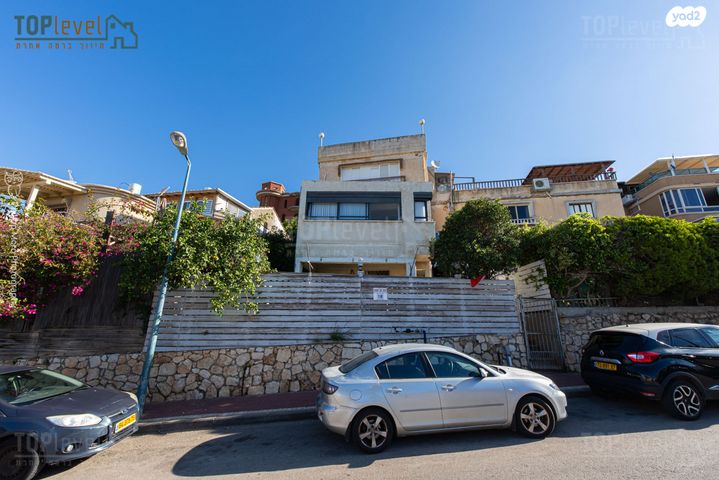 דירה, הרב זרביב, רמב"ם, טירת כרמל