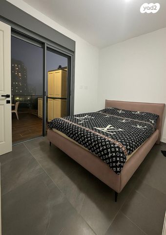 גג/ פנטהאוז, גאולים 52, נאות שושנים, חולון