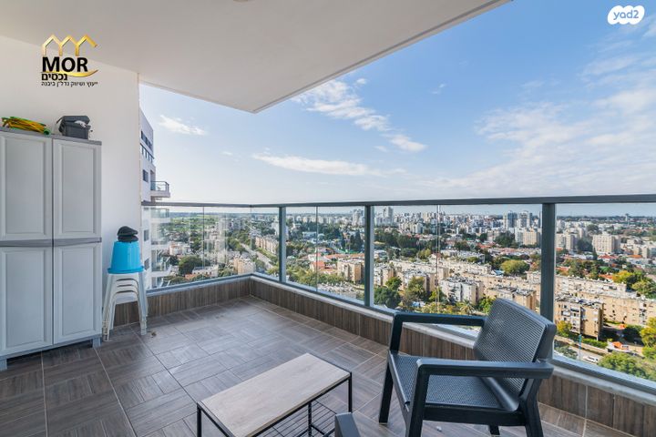 דירה, חרמון, נאות שז"ר, יבנה