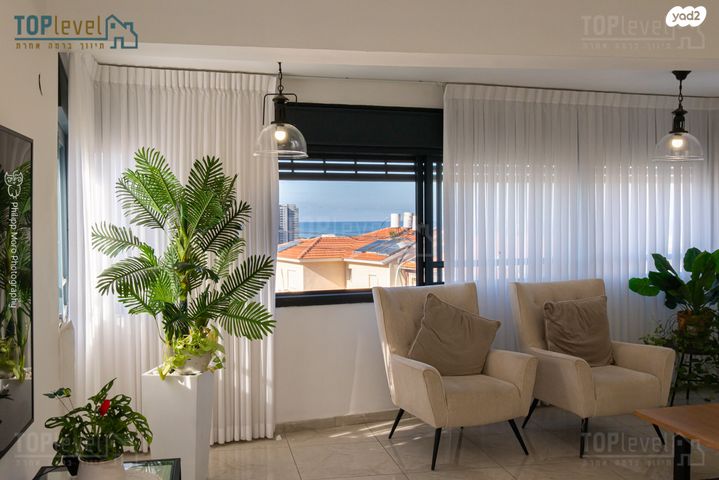 דירה, הרב זרביב, רמב"ם, טירת כרמל