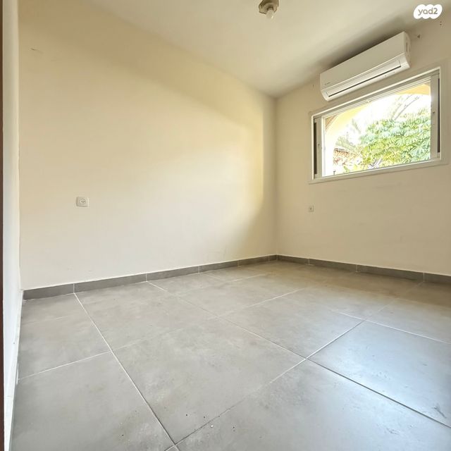 בית פרטי/ קוטג', יגאל ידין, קרית הפרחים - 2005, רעננה