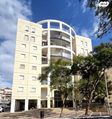 גג/ פנטהאוז, יוסף קרוננברג, רחובות החדשה, רחובות