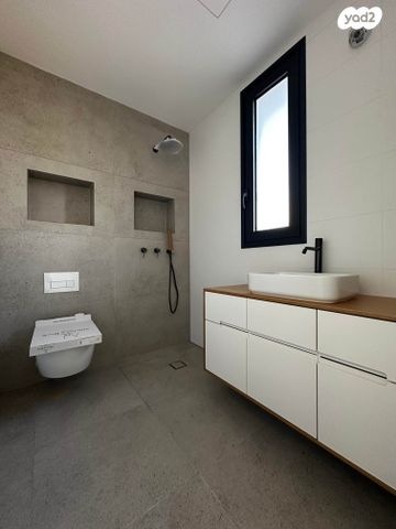 דירת גן, אוסקר שינדלר, צהלה, תל אביב יפו