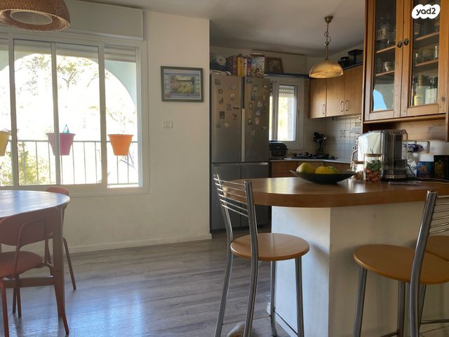 דירה, מרדכי אלקחי, ארמון הנציב, תלפיות מזרח, ירושלים