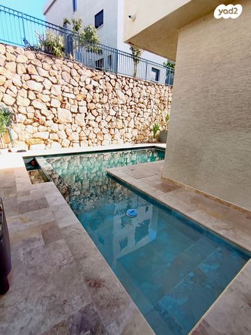 אדמית / יערית