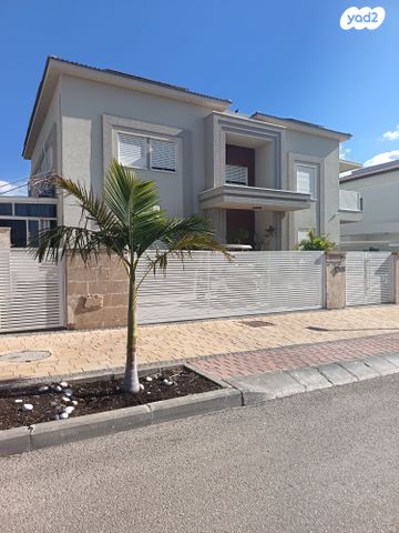 אדמית / יערית