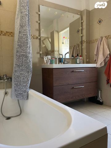 דירה, מרדכי אלקחי, ארמון הנציב, תלפיות מזרח, ירושלים