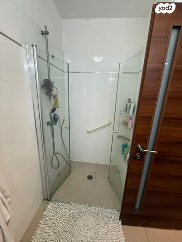 דירה, יהושע בן נון, המושבה היוונית, ירושלים