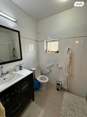 דירה, יהושע בן נון, המושבה היוונית, ירושלים