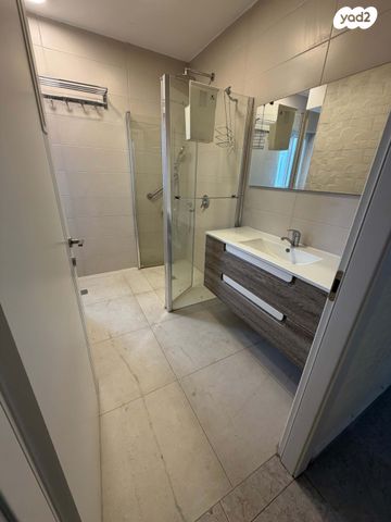 דירת גן, מרדכי אלקחי 8, ארמון הנציב, תלפיות מזרח, ירושלים