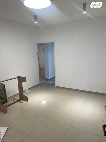 דירת גן, קדושי לוצק 11, עמידר, בת ים