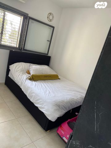 דירה, אהובה עוזרי, המחנה הצבאי, קרית מלאכי