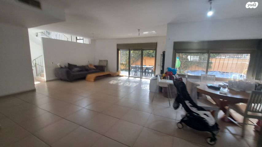 דו משפחתי, גילץ הירוקה, אבן יהודה