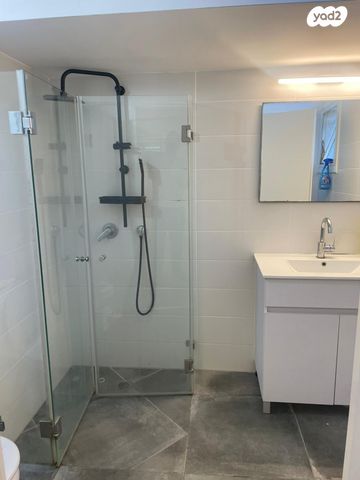 דירת גן, קדושי לוצק 11, עמידר, בת ים