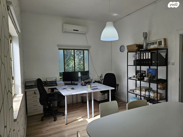 משרדים, בית יצחק שער חפר