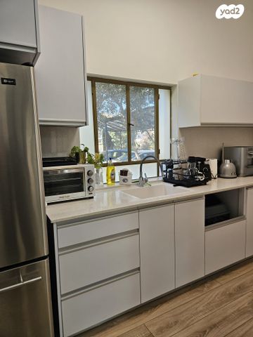 משרדים, בית יצחק שער חפר