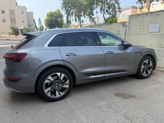 מודעת רכב אאודי E-tron