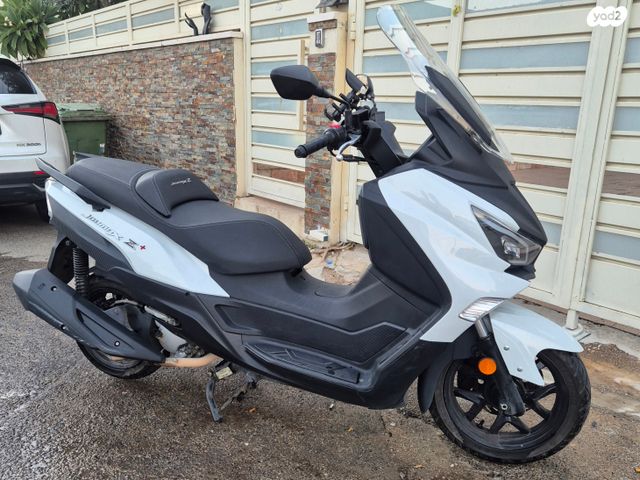 מודעת רכב סאן יאנג ג'וי-מקס Z-300