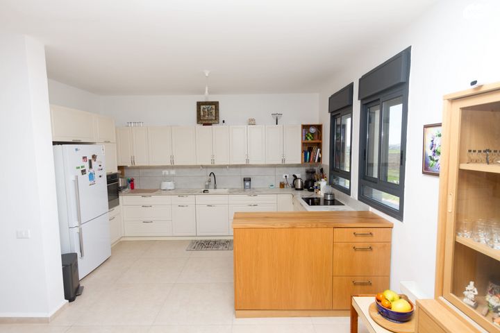 גג/ פנטהאוז, שיר השירים 14, שאר העיר, גן יבנה