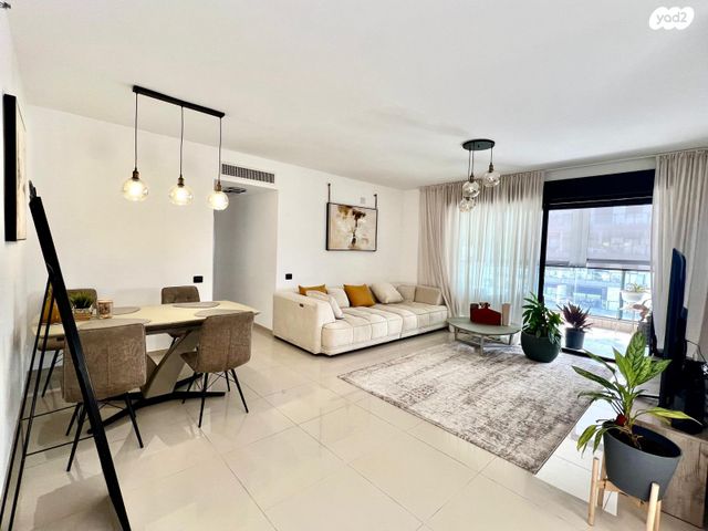 דירה, הצנחנים 20, אריק שרון, נהריה