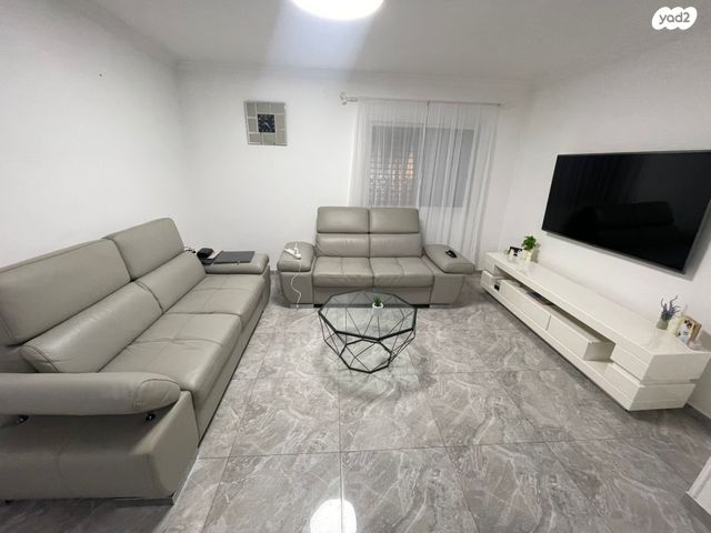 יקותיאל אדם 52