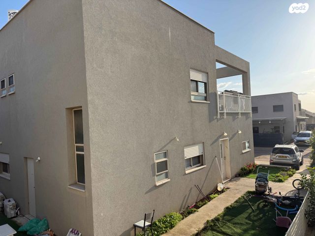 דו משפחתי, רובע 10 חן, קצרין