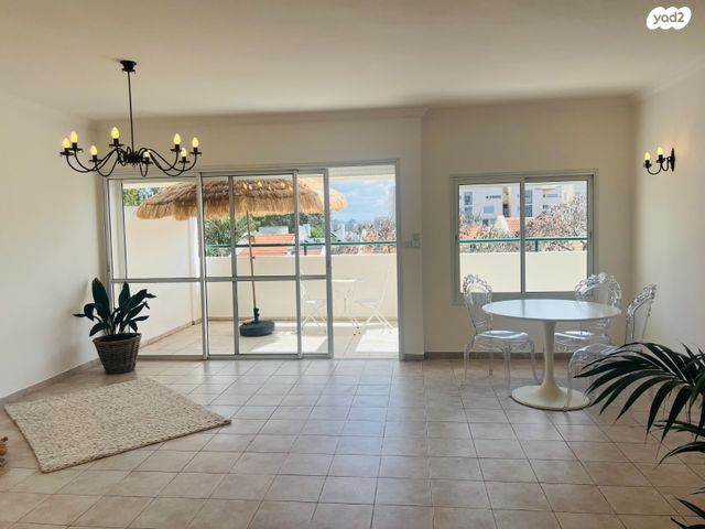 דירה, שפינוזה, רעננה