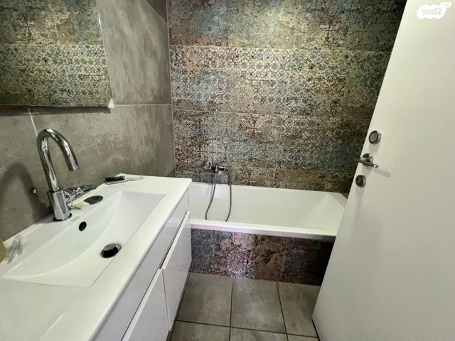 גג/ פנטהאוז, רבי ברכיה, בית שמש