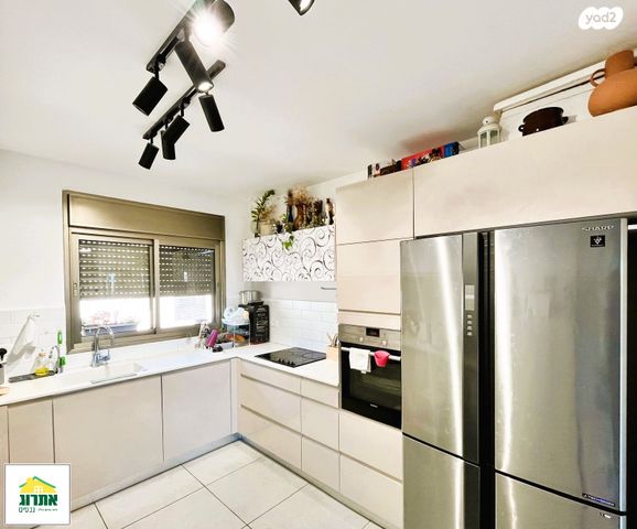 דירה, צור יצחק