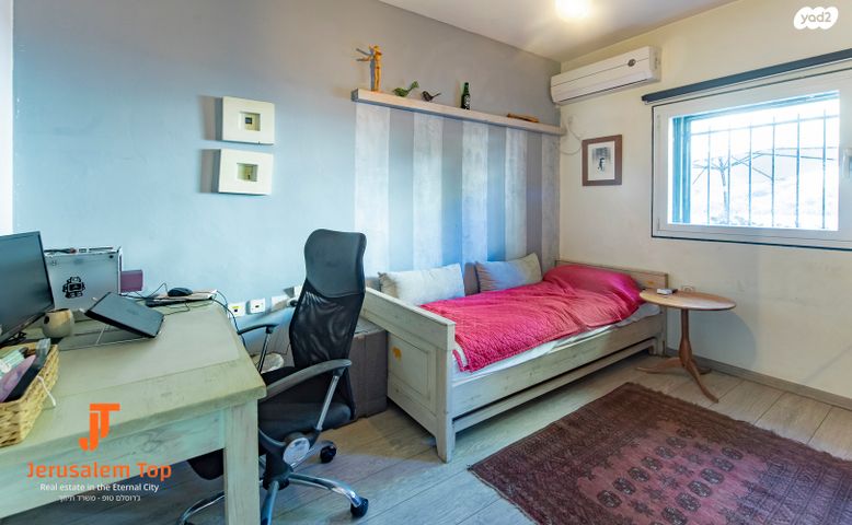 דו משפחתי, גדעון האוזנר, הולילנד, ירושלים