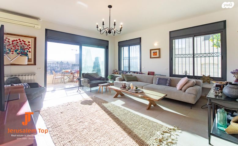 דו משפחתי, גדעון האוזנר, הולילנד, ירושלים